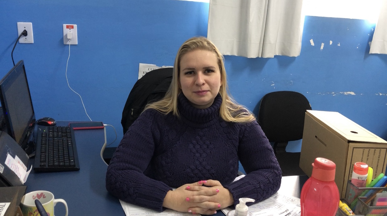 Jéssica em seu ambiente de trabalho