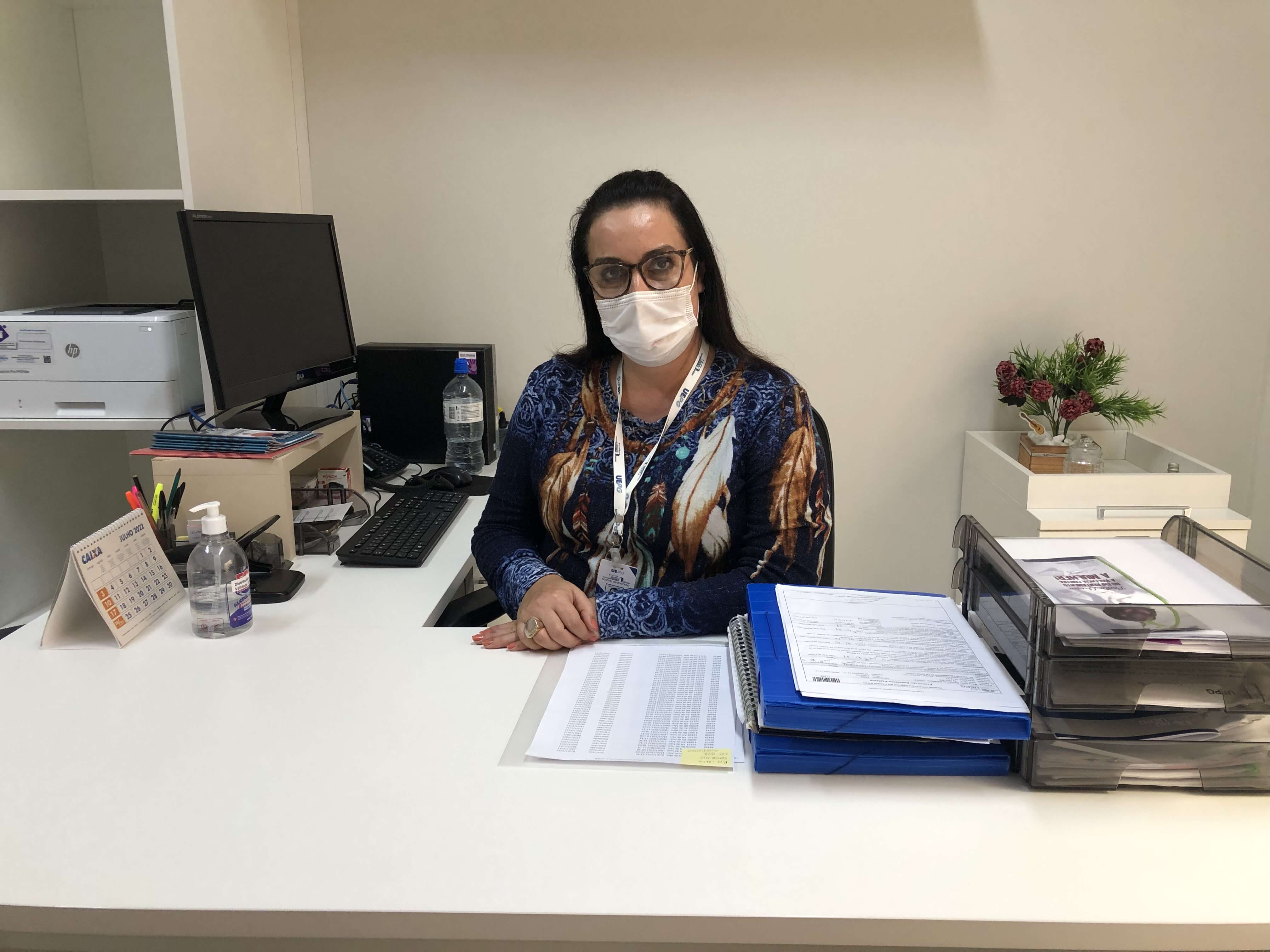 Maria Cristina em seu ambiente de trabalho.